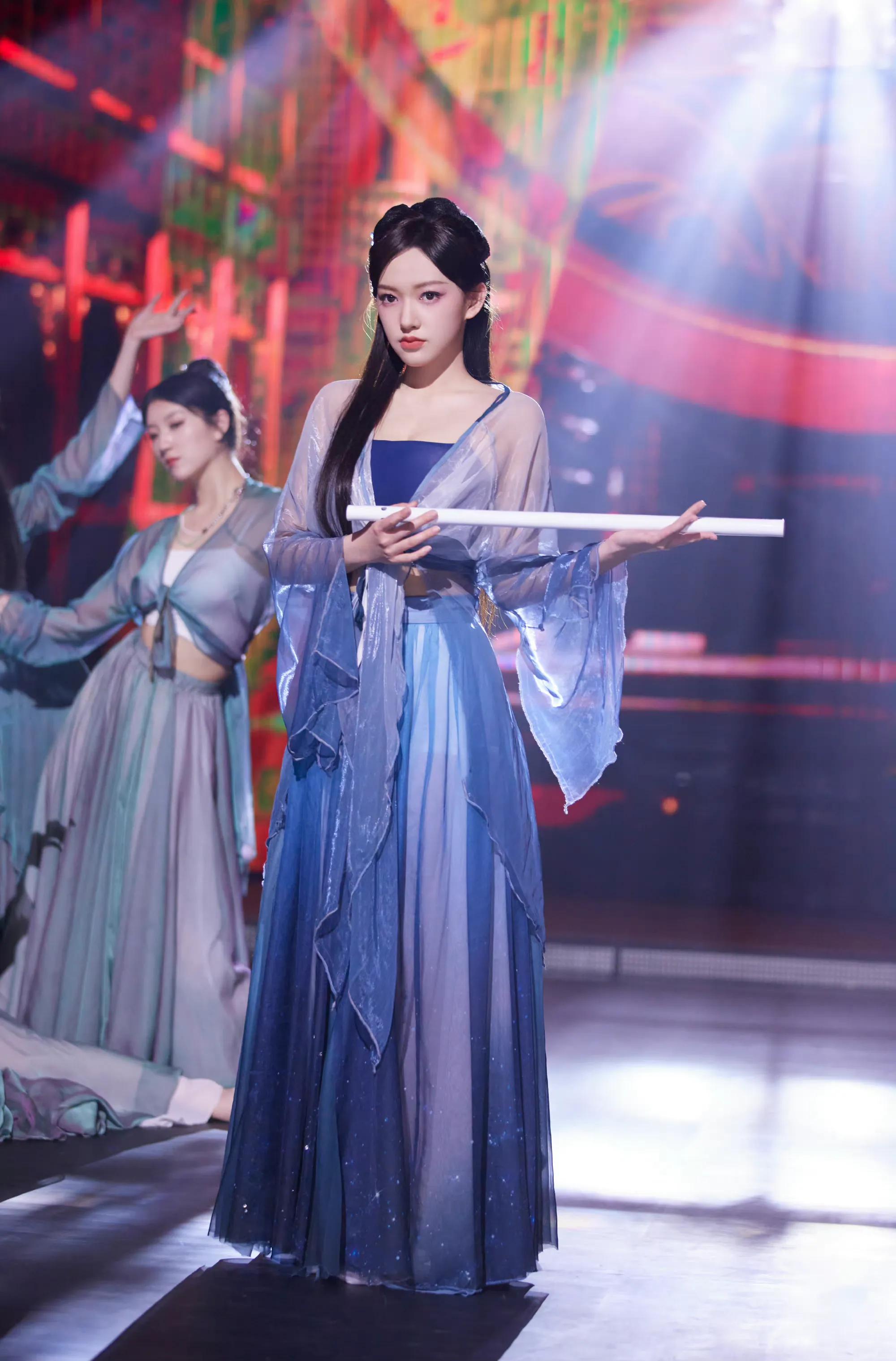 程潇了不起舞社，这一身服装仙气飘飘