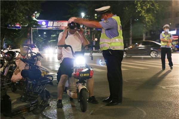 侯马市交警开展夏季夜查行动，严查酒驾超载不戴头盔