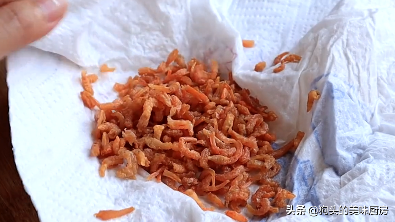 吃芋头的季节，我家经常这样做，咸香软糯做法简单，一大盘都吃光