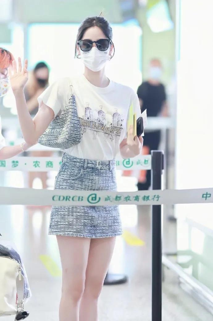 欧阳娜娜近日的机场私服解析，清爽简约又甜酷宜夏！​​​