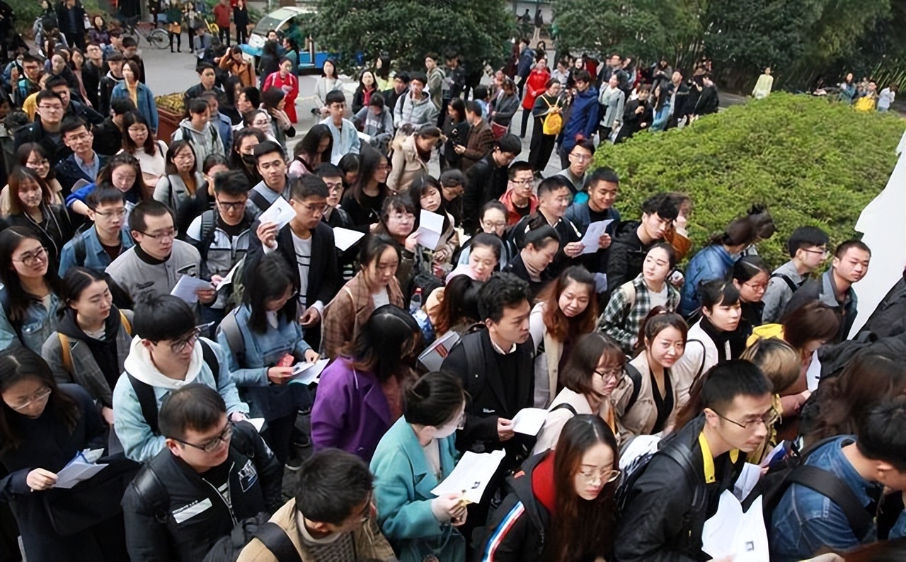 比省考更容易的三个公务员考试，能参加就能上岸？大批人符合捡漏