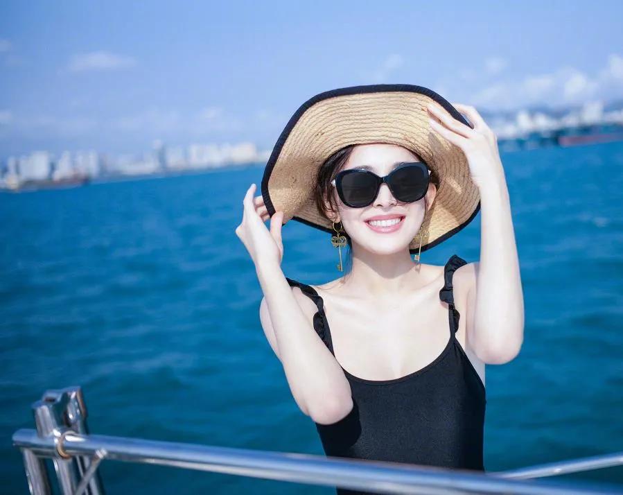 美女古力娜扎露背泳衣美照，趴在游艇上，皮肤白到发光