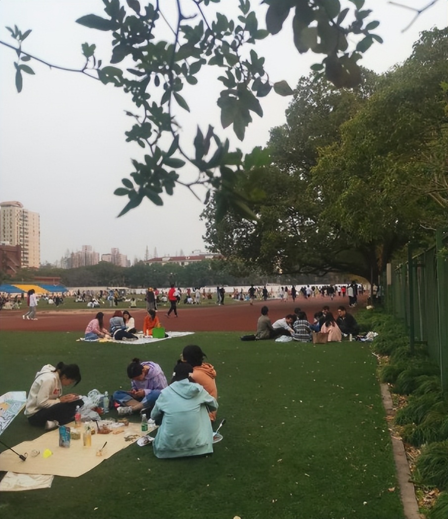 湖南河南等地，多所高校宣布取消五一小长假，在校大学生哭笑不得