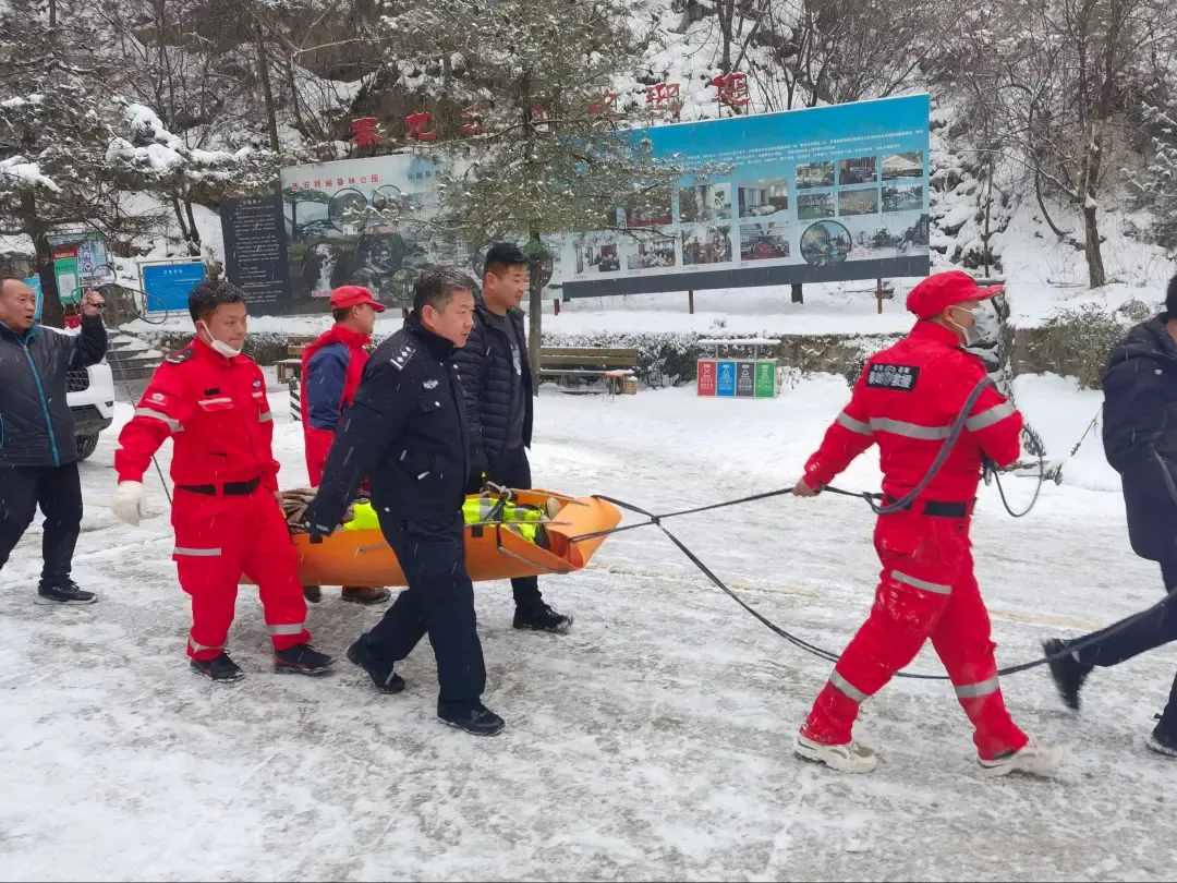 玩雪滑冰出事了!一家三口受伤被困祥峪森林公园景区