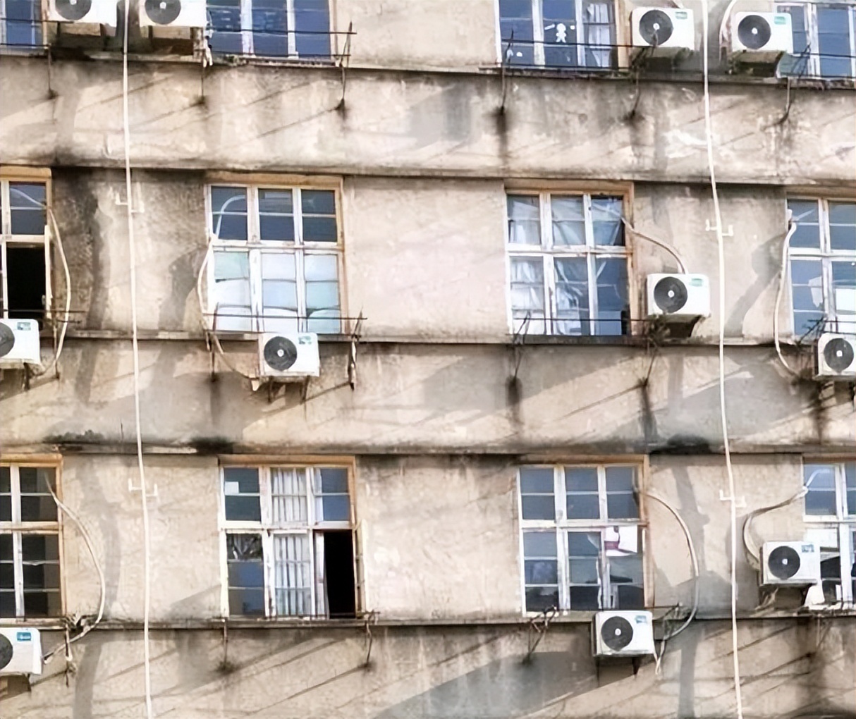 为迎接22届硕士新生，各大高校晒出宿舍环境，仿佛还在贫困线挣扎