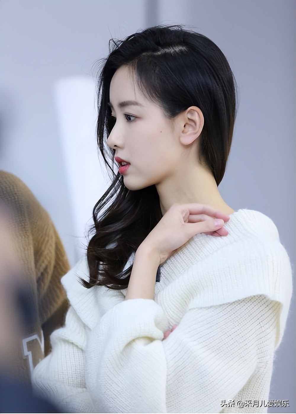 陈都灵现代装清纯甜美，古装却又清冷迷人，真是人间宝藏女孩