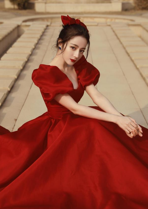 热巴穿开叉裙出席活动!大爷举3米长杆拍照,五六名保镖围在身侧