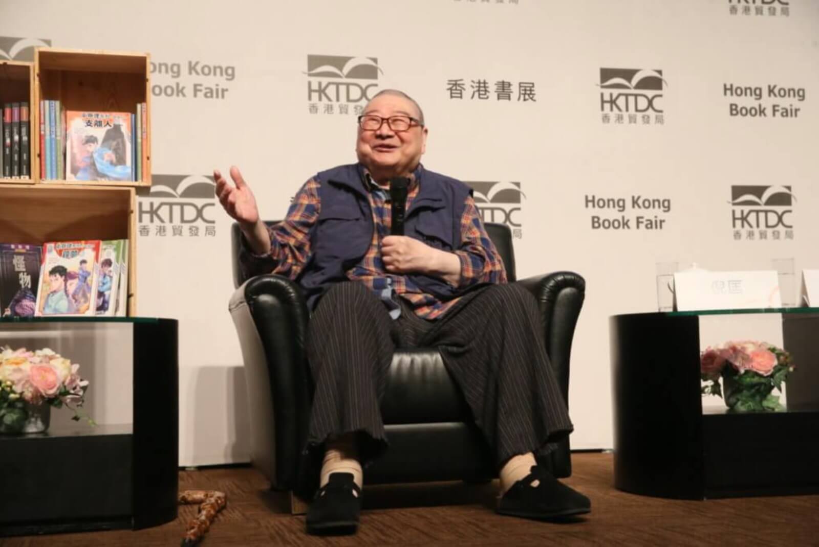 倪匡离世，晚年悉心照顾脑退化太太：我剩下一口气也想留在她身边