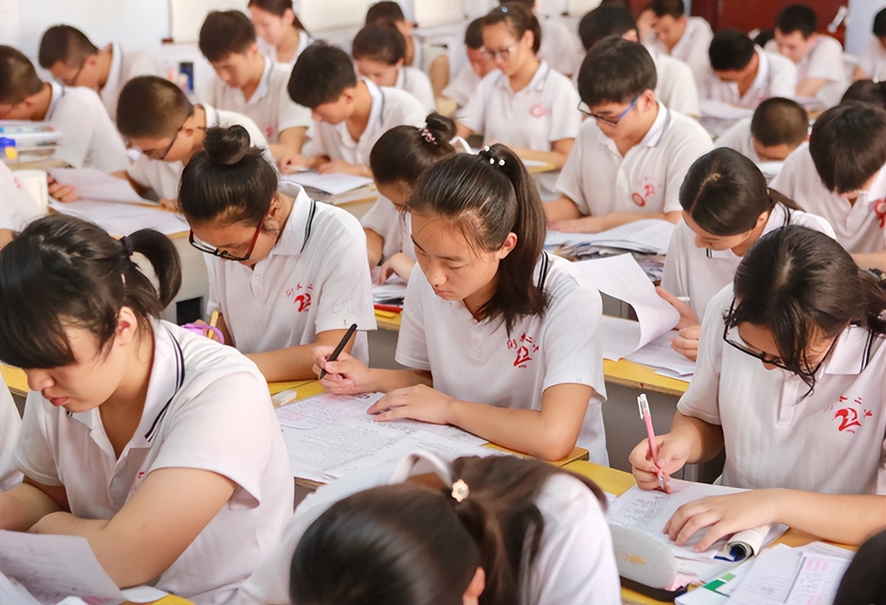 上海市发布通知，2022年高考延期一个月举行，考生“喜中含愁”