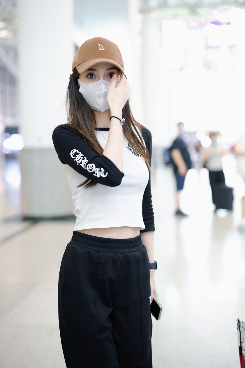 元气少女！Angelababy杨颖机场私服曝光，俏皮露脐装显瘦又显年轻