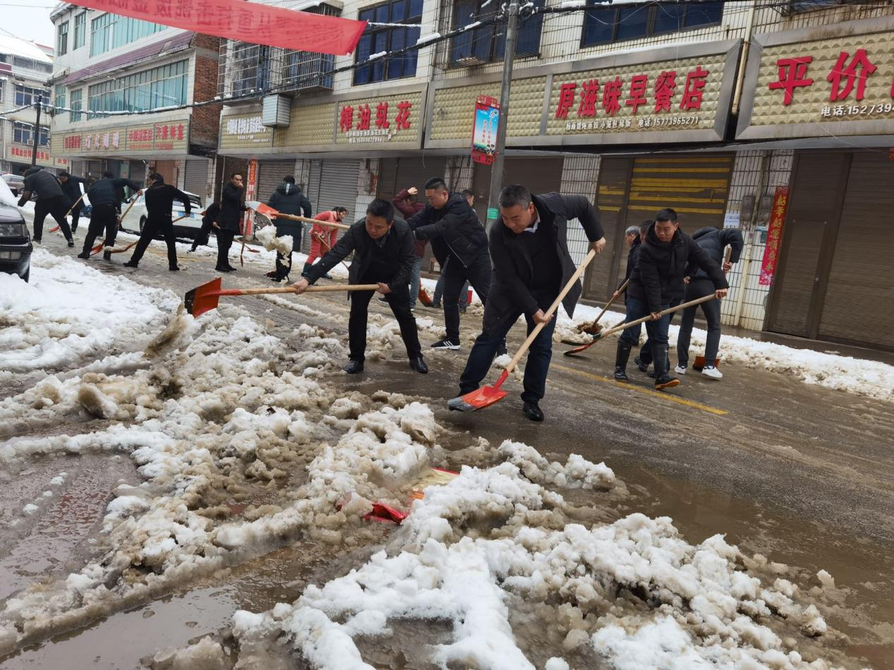 小塘镇：抗雪防灾不停歇 齐心协力保畅通