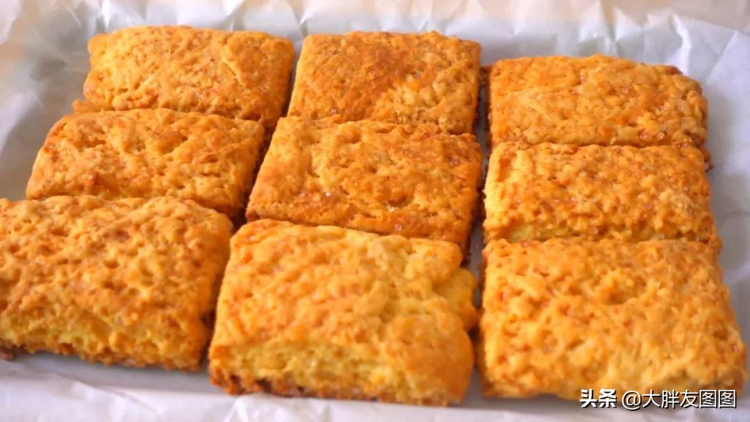 你吃过蛋糕饼吗？外脆里软的粗点心，看着就馋了