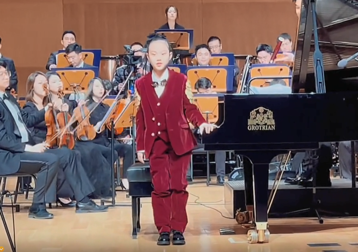 9岁甜馨参加钢琴演出！穿红色西装好帅气，裤子太长走路超大步