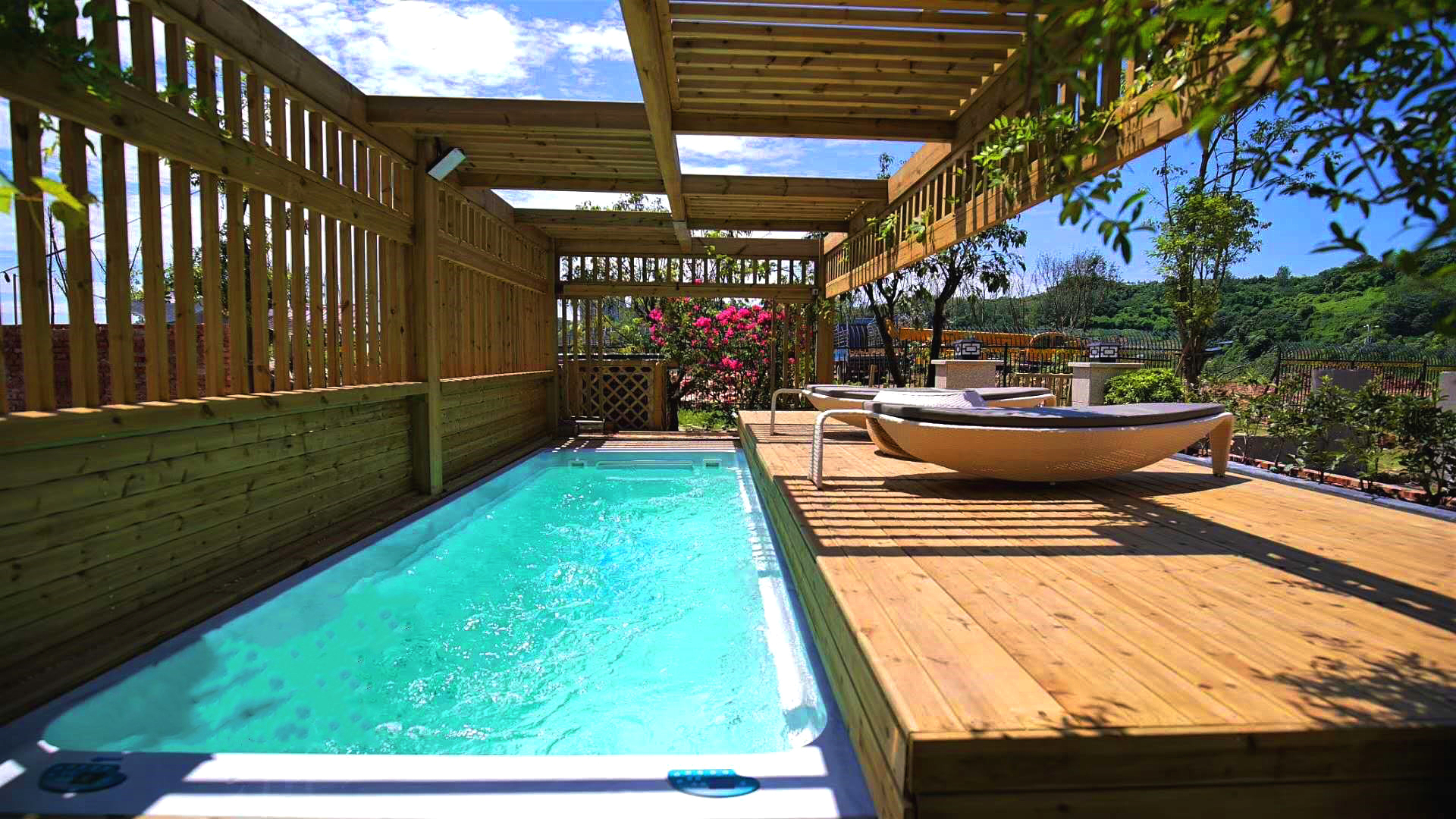 是泳池盖，是自动泳池盖，也是美好庭院生活创造者