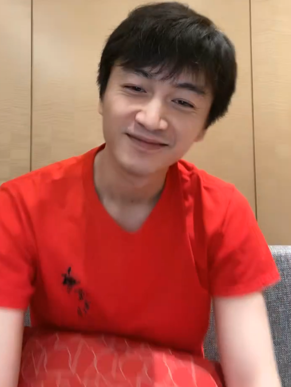 陈晓直播与陈妍希甜撒糖，穿工作服打扮朴素，近照变瘦素颜显憔悴