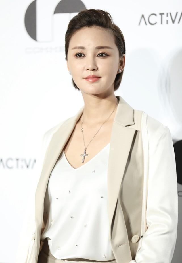 张歆艺好适合女强人角色,穿拼色西装干练大方,短发看着好清爽