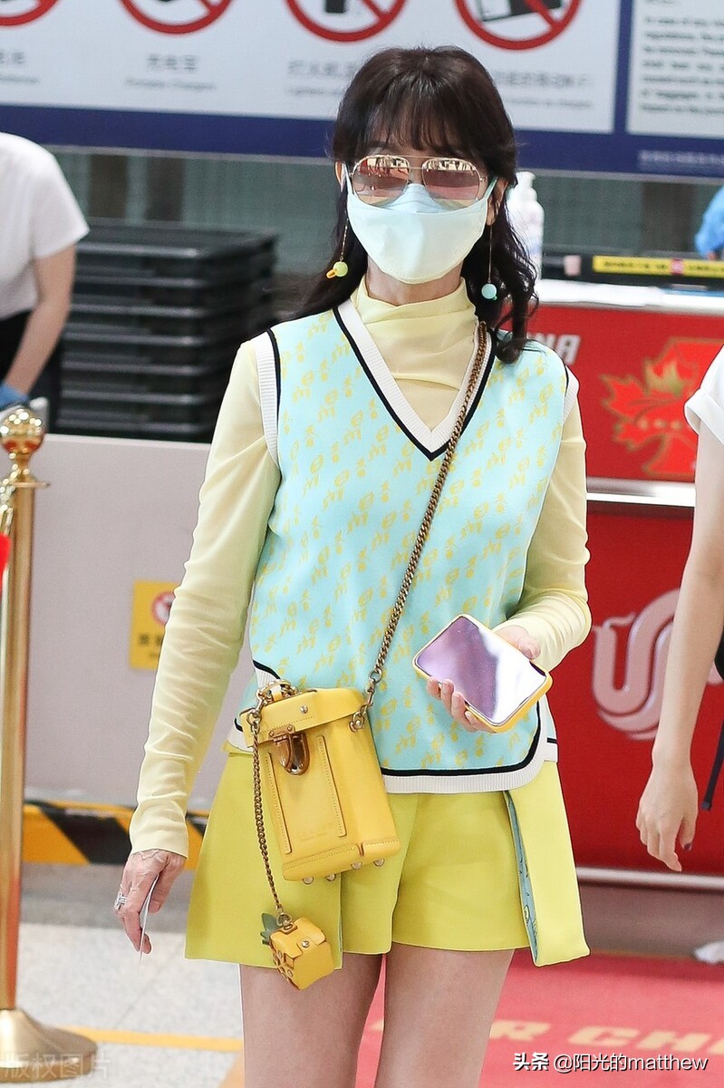 赵雅芝马甲搭黄色短裤现身机场，戴墨镜时尚艳丽