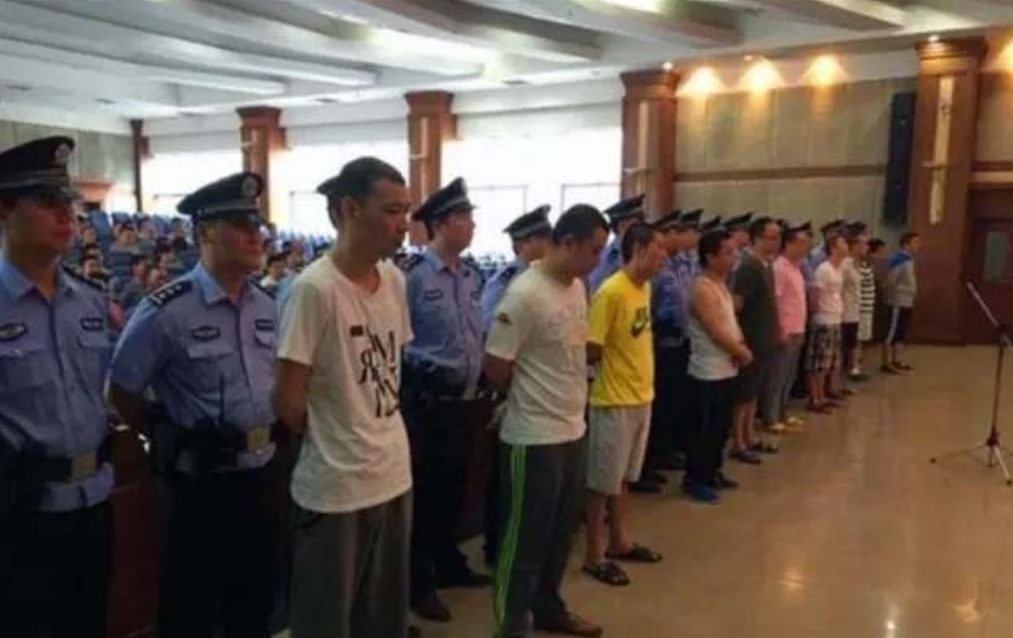郑州"皇家一号"覆灭史：15辆警用大巴出动，有偿陪侍人员装满10车
