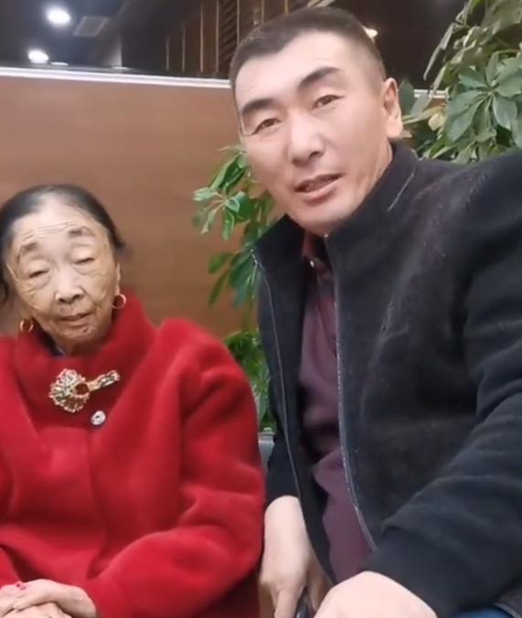 85岁马玉琴成摇钱树？小32岁丈夫喜提大奔，马玉琴在家白菜蘸酱