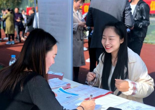 华中师大毕业的研究生，在夜市摆摊卖鸡爪，只因学了“天坑”专业