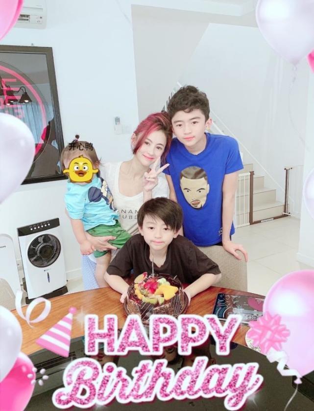 张柏芝42岁生日晒与俩儿子合照，Lucas和弟弟夹吻妈妈，好有爱