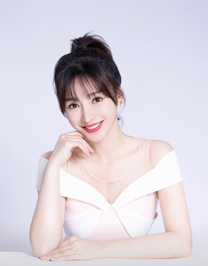 柳岩参加活动再秀性感，黑丝勾勒大长腿，41岁颜值在女星中最抗打