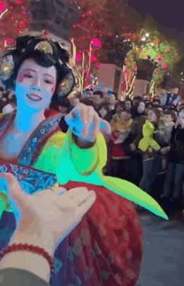 “不倒翁姐姐”点燃的大唐不夜城，在解封后重新开放，年味依旧