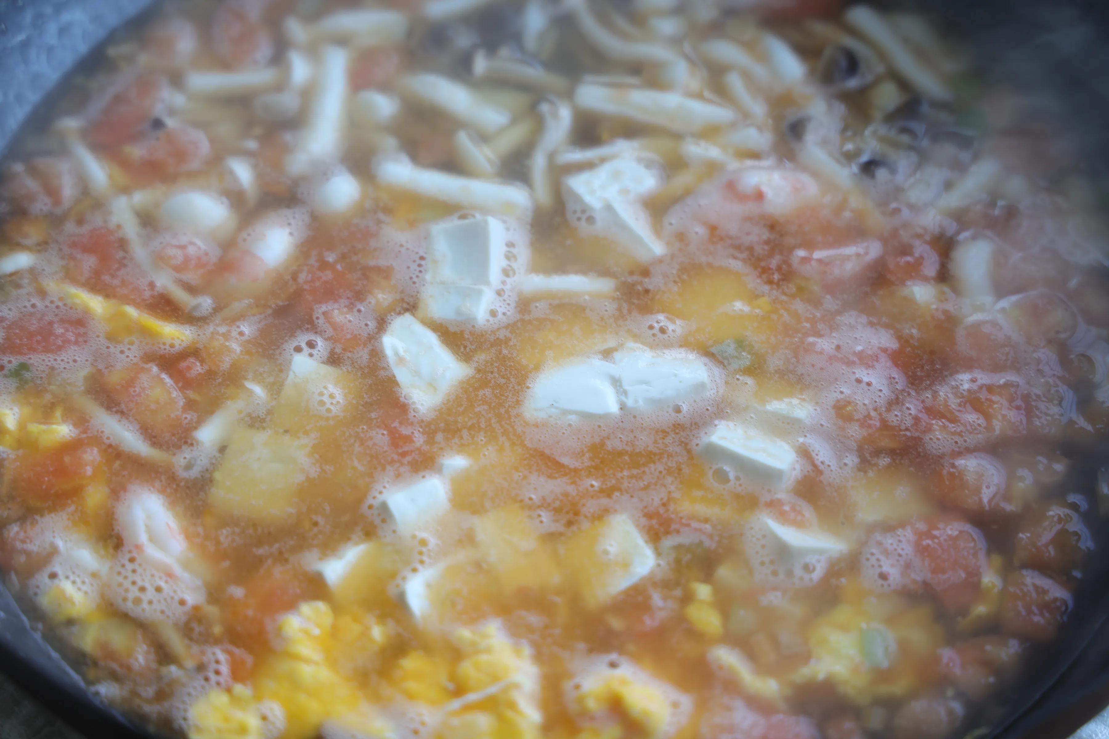 天气凉了，来一碗超鲜美的菌菇汤，全身暖呼呼不怕冷，做法超简单