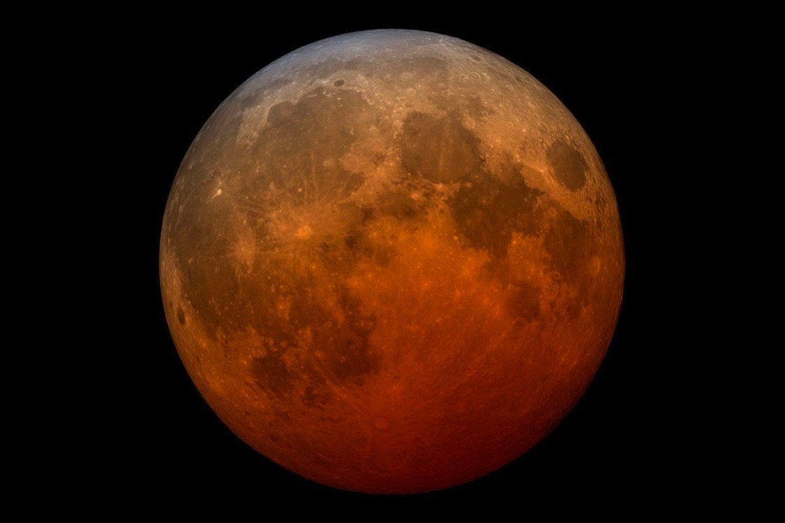 原本非常皎洁的月亮变成了恐怖的血红色,而这种红色看起来非常诡异