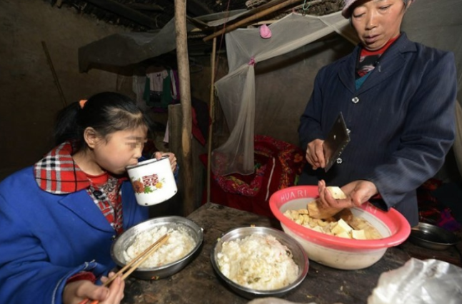 故事:重庆15岁女孩被嘲笑饿死鬼,一天8餐吃10斤大米,医生无法解释