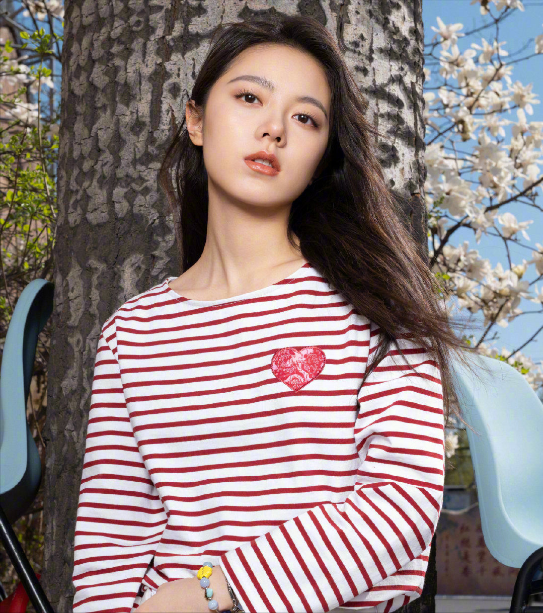 赵今麦拍时尚写真大片,破洞牛仔裤展示骨子里的小野性