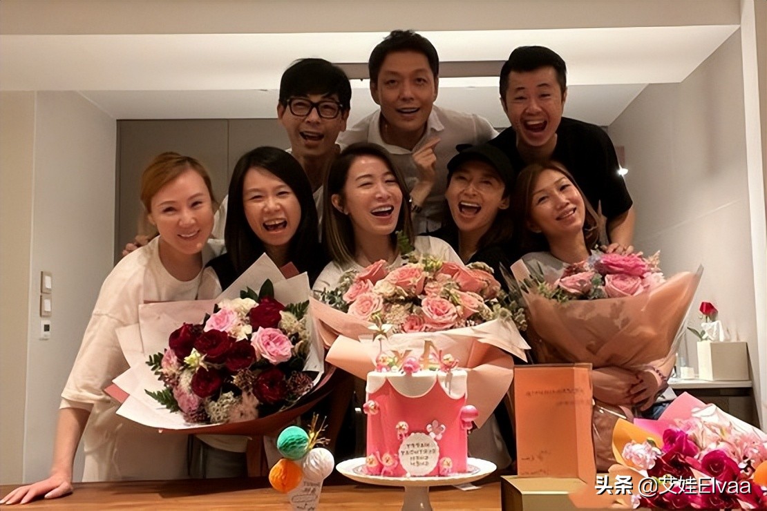 佘诗曼真是“辣妈”，穿风衣抱娃逛街很轻松，笑成眯眯眼母爱泛滥