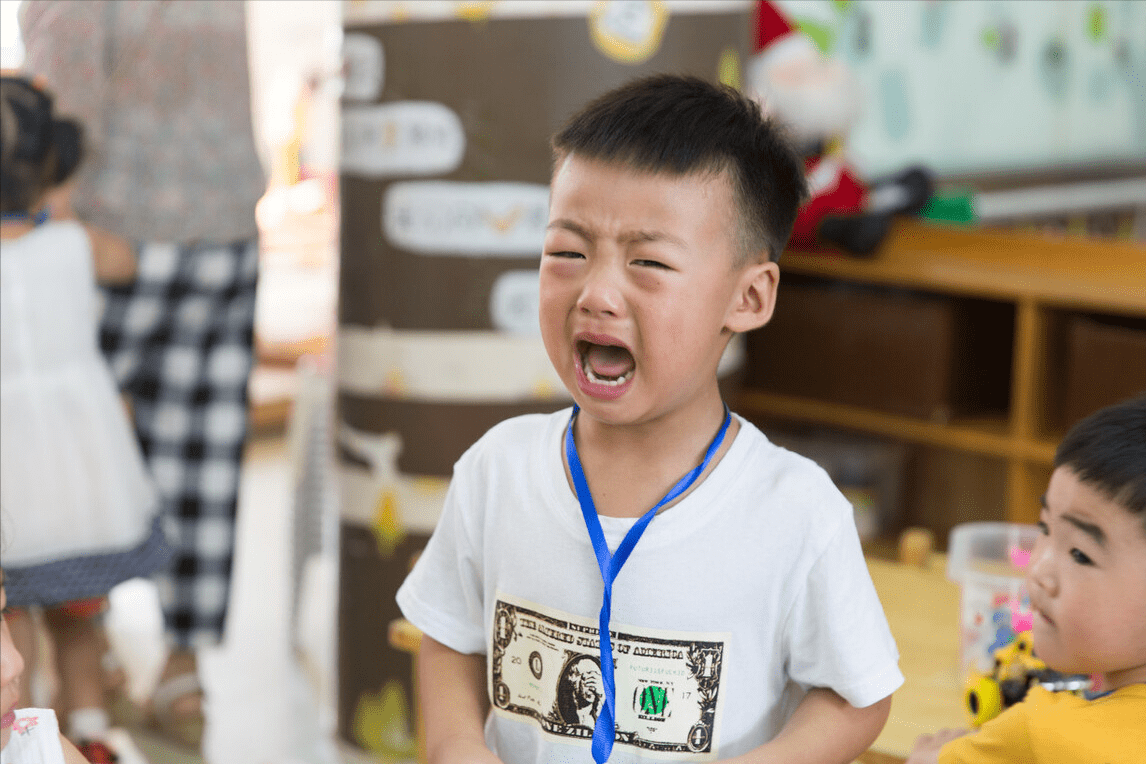 "你别坐这,我不喜欢你"隐形霸凌再不当回事,会让孩子性格扭曲