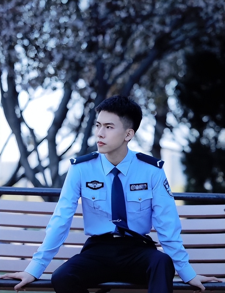 公安大学校草走红，撞脸“王一博”，网友：拼搏百天我要上公大