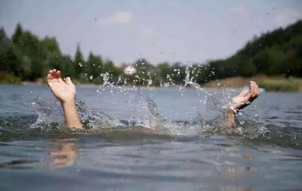 1999年，江苏小伙救下溺水女孩，1年后为何起诉女孩索赔26万？