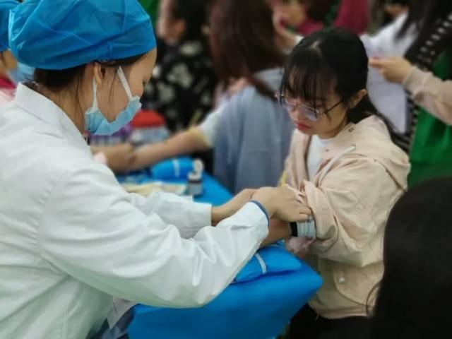 大学生考公难？喜讯再次袭来，三个要求若能满足之一，可免试上岗