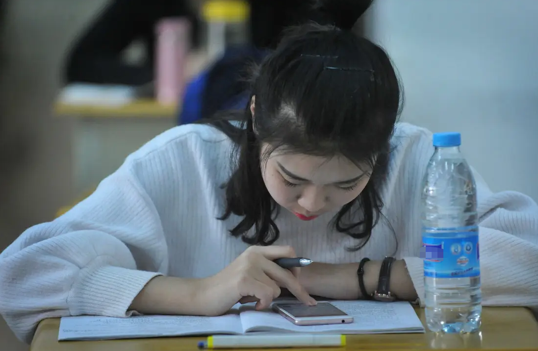 “身材好穿啥都好看”，女大学生把报纸变“礼服”，漂亮又有个性