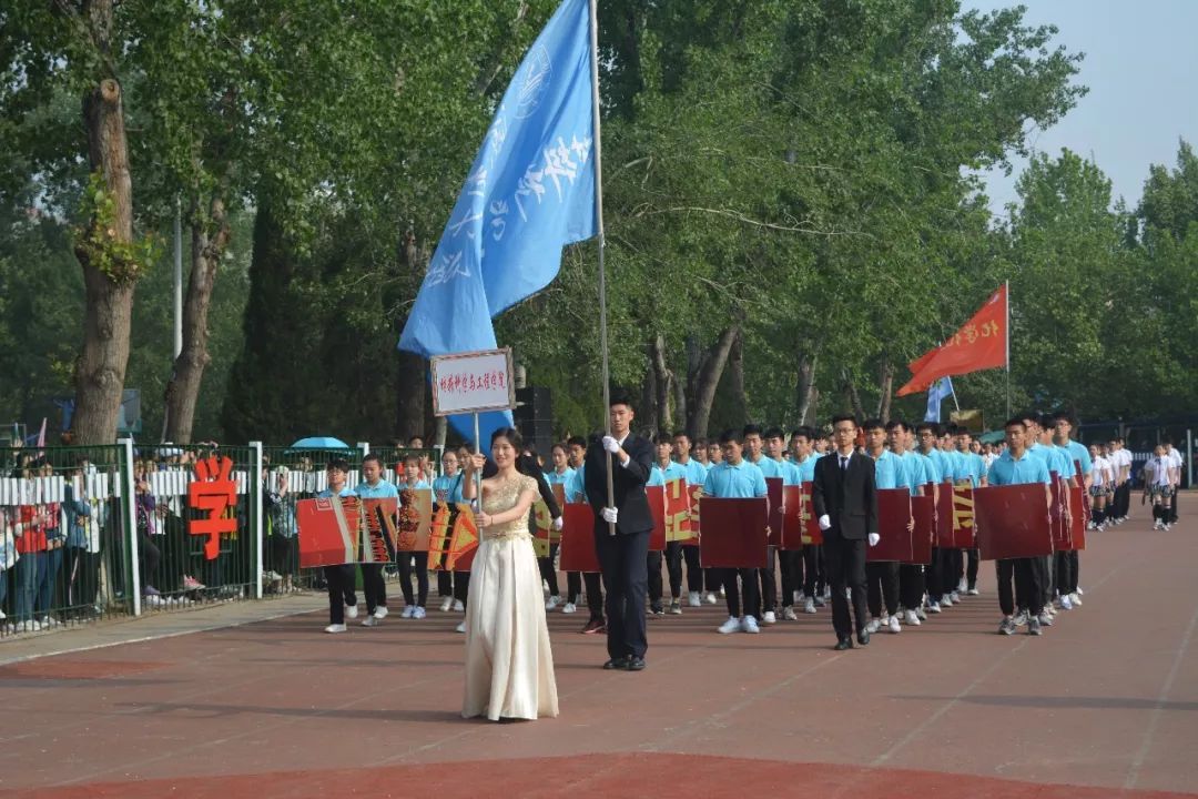 高中女生凭一己之力，将运动会变成“选美比赛”，男同学目不转睛