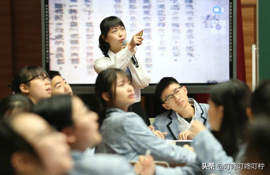 四川大学生将“作业”卖给老师，台下笑成一片，网友：赚学费不亏