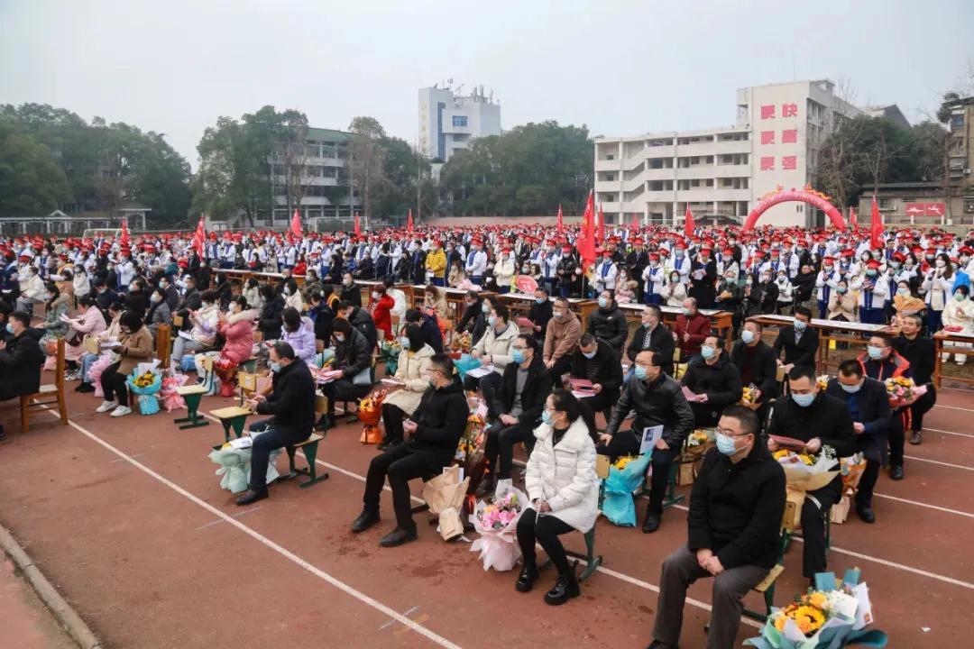 閬中中學(xué)舉行高三學(xué)生成人宣誓儀式(圖3) 閬中中學(xué)舉行高三學(xué)生成人宣誓儀式(圖3)