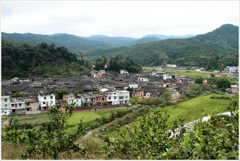 福建龙岩的培田村，历经800年仍保存完整，藏风聚水的风水宝地