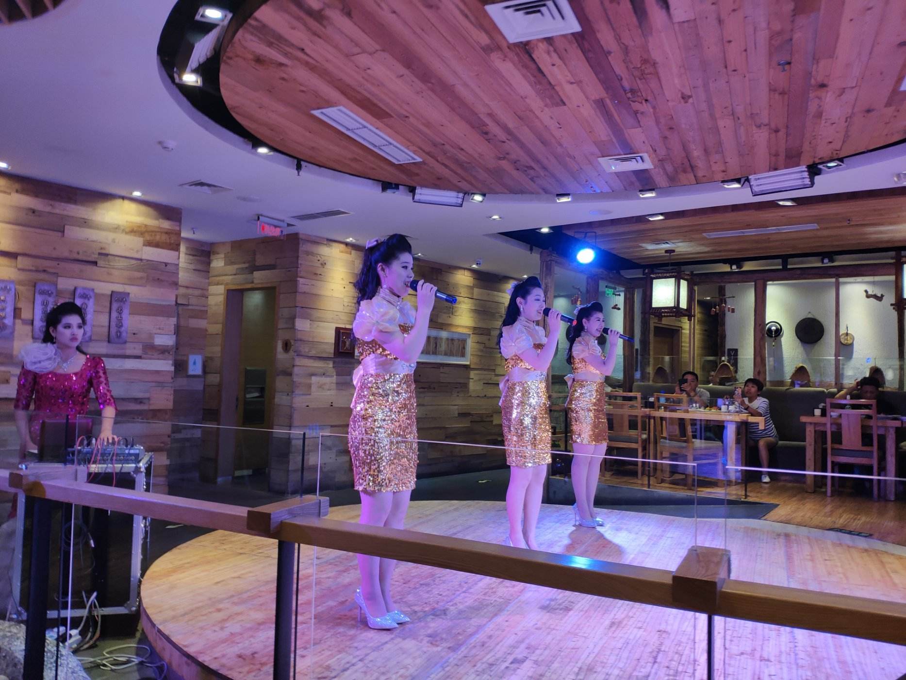 走进丹东，朝鲜饭店美女如云，有游客上前搭讪会被拒绝，为何？