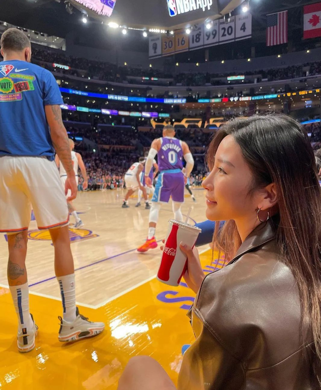 中国在nba的女球员有哪些(华人美女在NBA火了！踩着湖人球票秀身材，身份曝光引起热议)