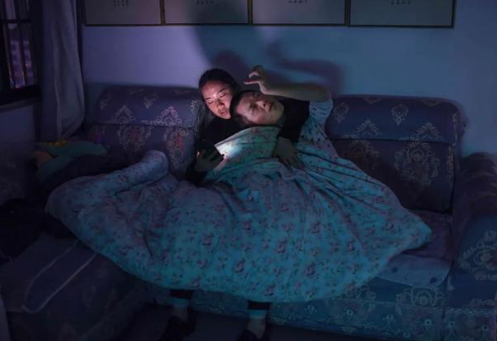 母亲精神病，弟弟脑瘫，安徽25岁女孩每天搂着弟弟睡觉，如今怎样