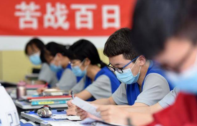 浙江一年有两次高考，今年57余万考生参加，许多人觉得不公平