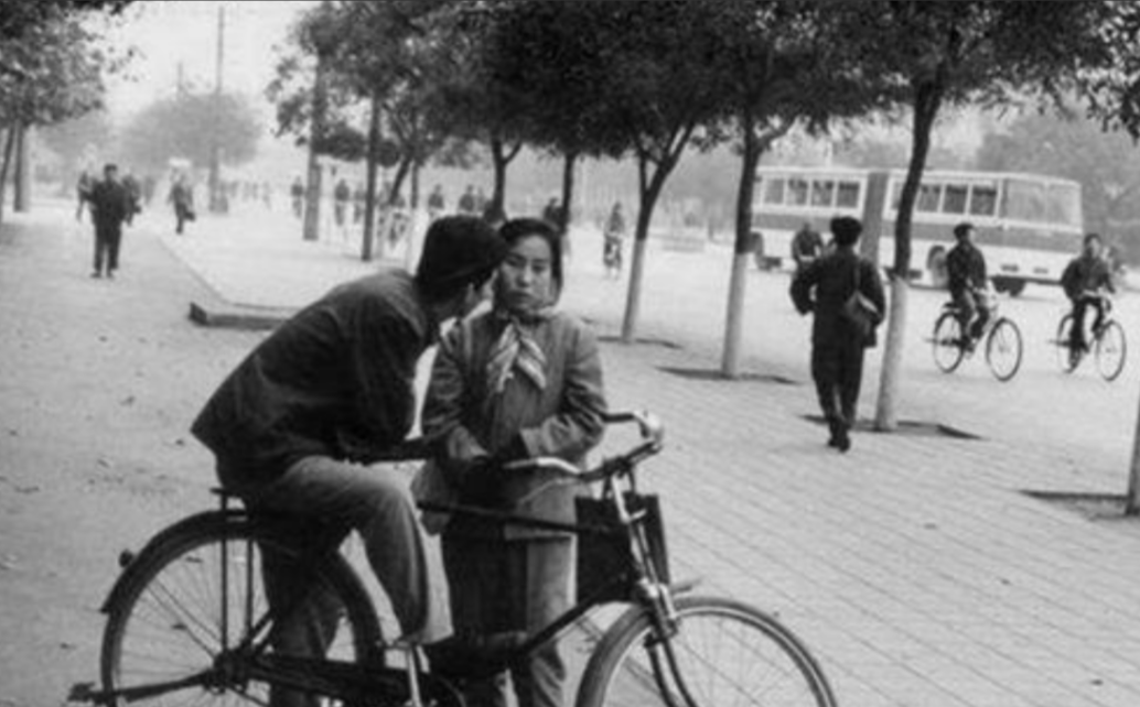 1963年，女会计携全厂工资消失，21年后竟被发现掩藏在水泥里