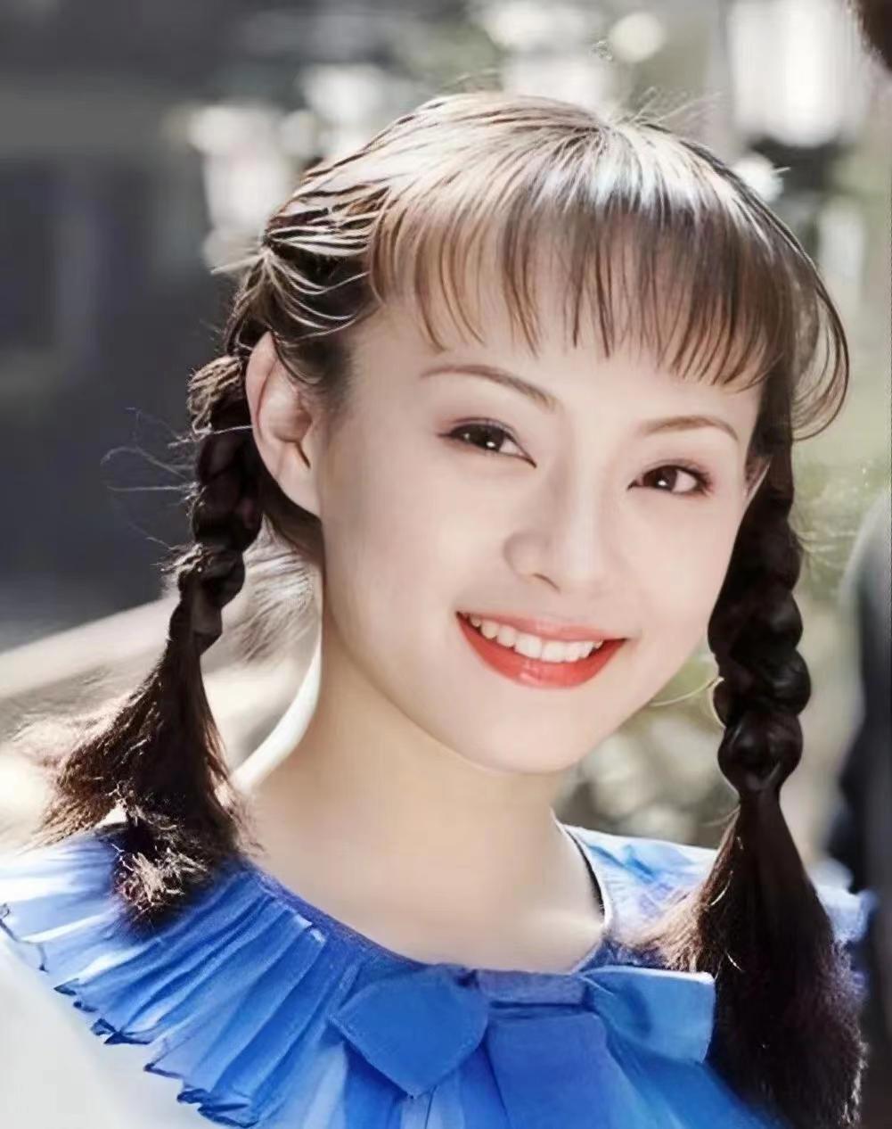 “考古”女星罕见18岁青涩照，刘亦菲太甜了，宁静好野