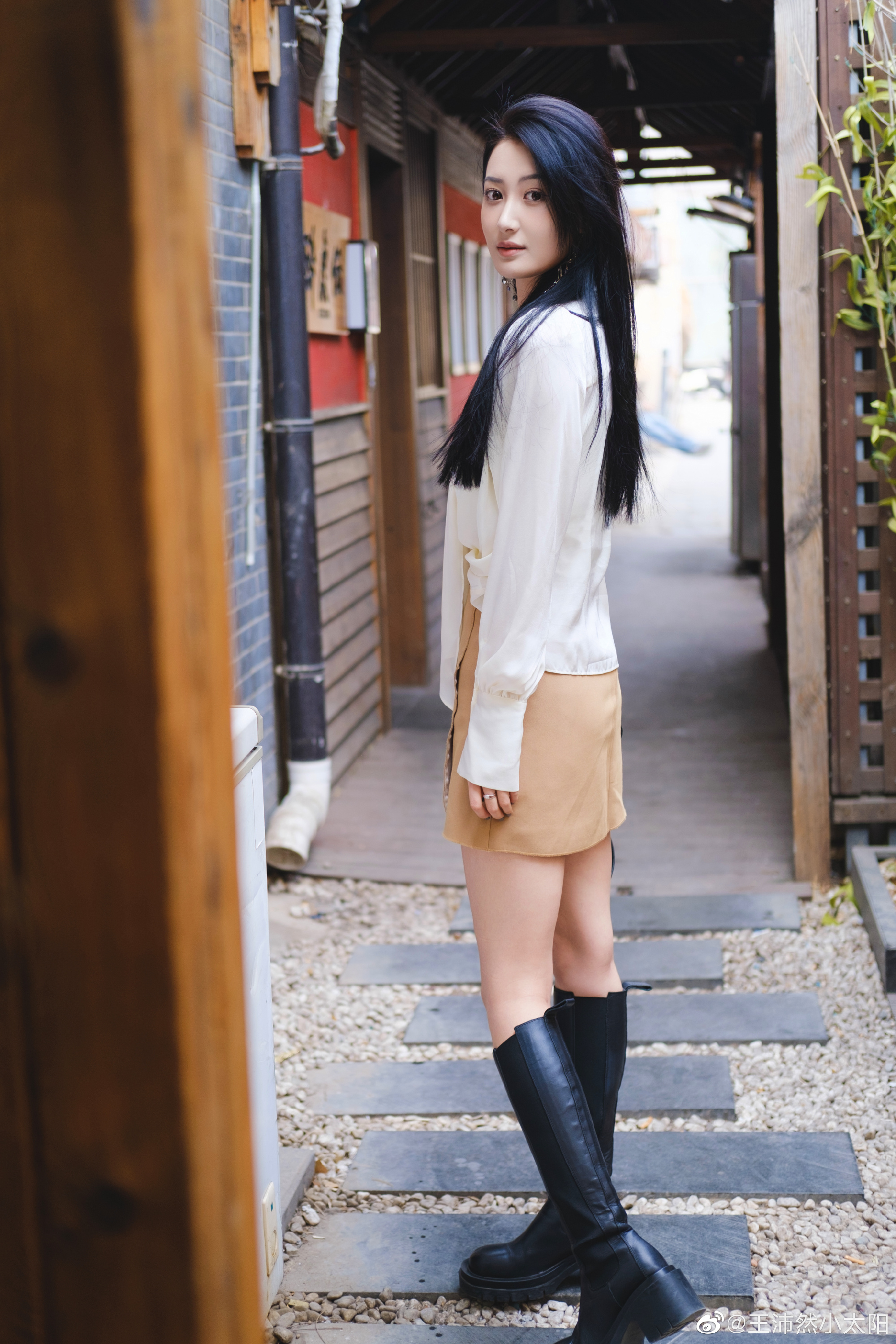 “小许晴”北影校花王沛然，穿着白衬衣黄短裙，潇洒享受咖啡