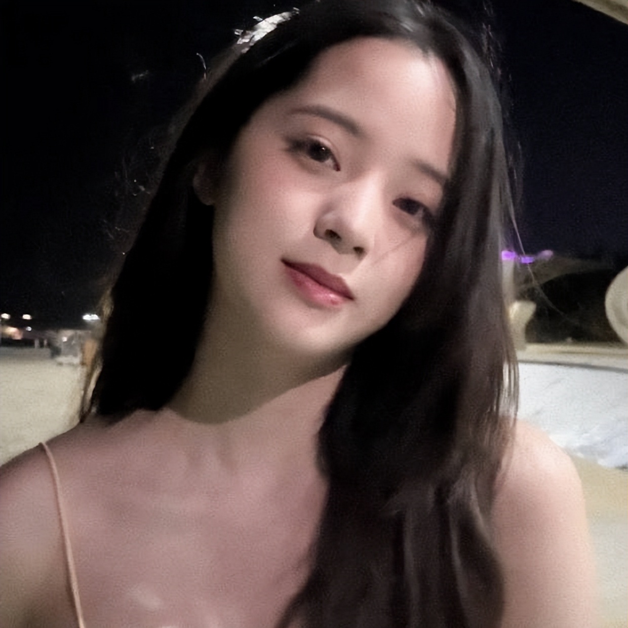 欧阳娜娜身穿吊带海边漫步自拍 明眸皓齿纯欲风满满