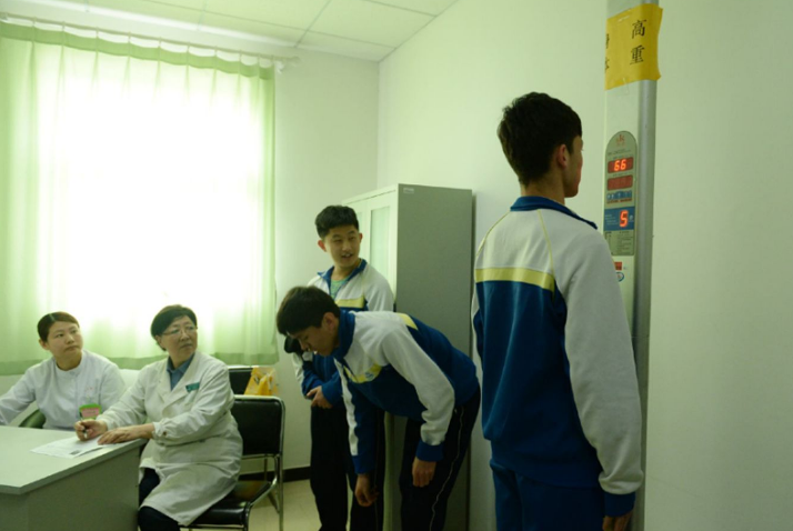 高考体检时，学生要全部脱光？高三党被吓坏，医生：我也不想看